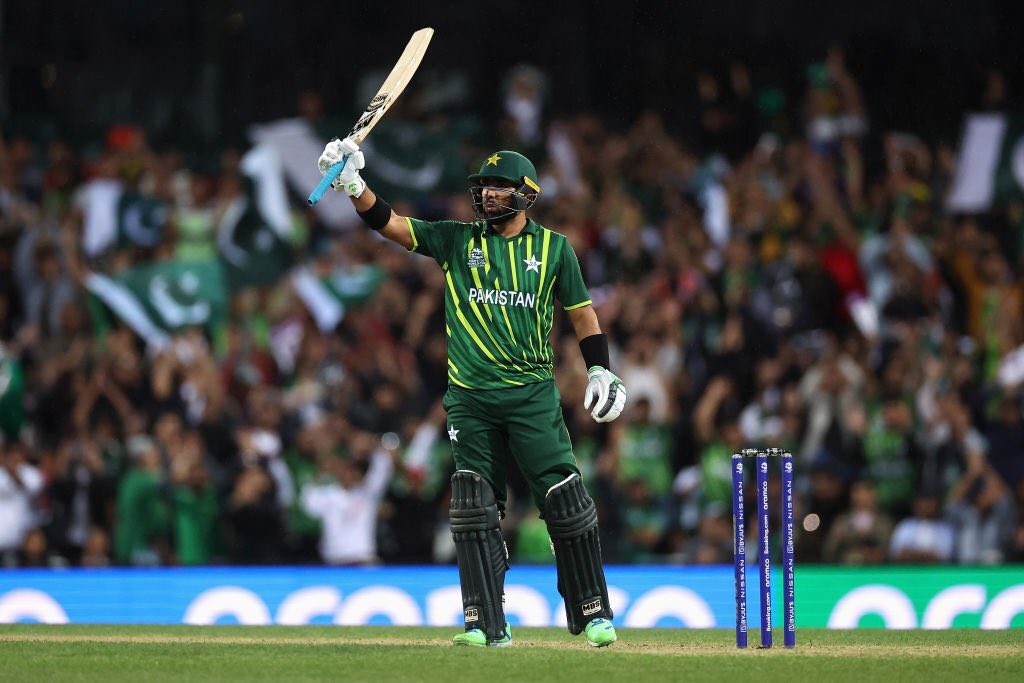 IftiMania's tweet image. Alhamdulillah. Another victory! Thoroughly enjoying my batting down under. Bohat he ‘Shadabdaar’ performance by @76Shadabkhan Bhaijaan.