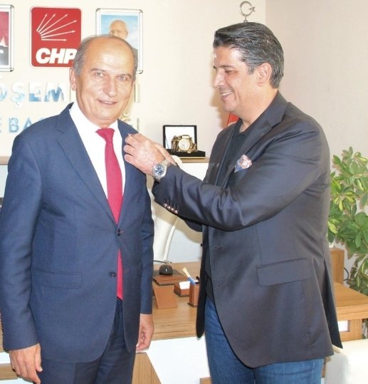 Ne dediysek o!
Ak Parti'den istifa eden Meclis Üyesi Cevat Yanar'a CHP rozetini Belediye Başkanı Turgay Genç taktı.
Yanar, Başkan Yardımcısı olacak.