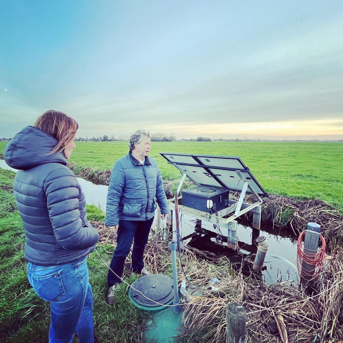 Met de <a href="/natCO2markt/">nationaleCO2markt</a> deelnemers waren we op bezoek bij biologische melkboer Groene Geer in Vijfheerenlanden. Ze draineren veenweide met water uit de sloot, waarvan het peil omhoog is gezet; daardoor is er minder oxidatie, minder bodemdaling en minder CO2-emissies, heel leerzaam 🌍