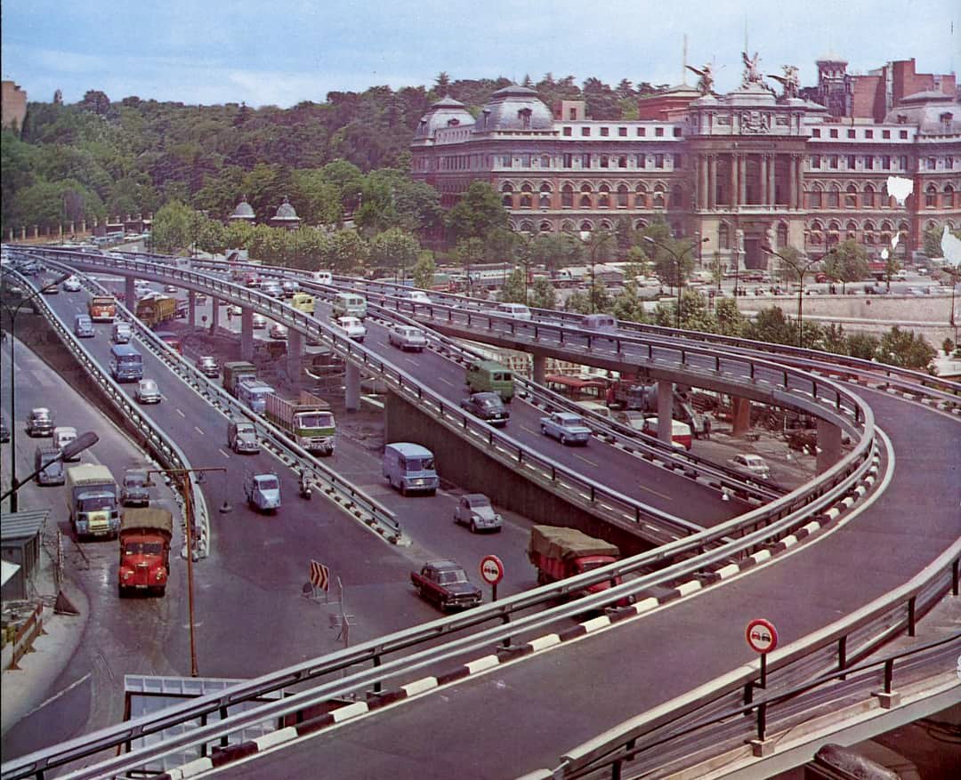 gatopormadrid's tweet photo. ¿Quién de los presentes recuerda el Scalextric de Atocha? https://t.co/eKHg1yqjP1