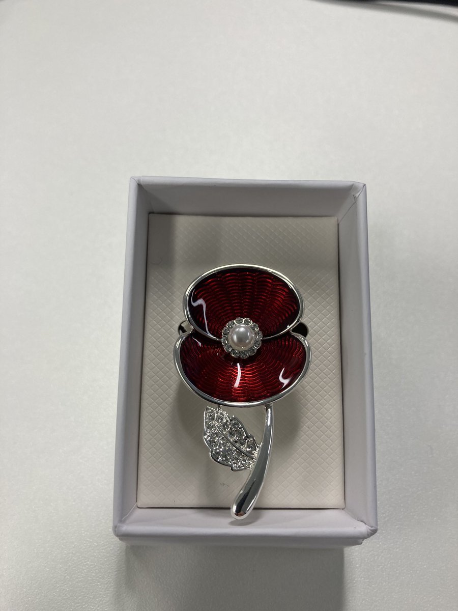 Always nice to see everyone at #cannonstreet station this morning. I bought another beautiful #poppy for Mrs R