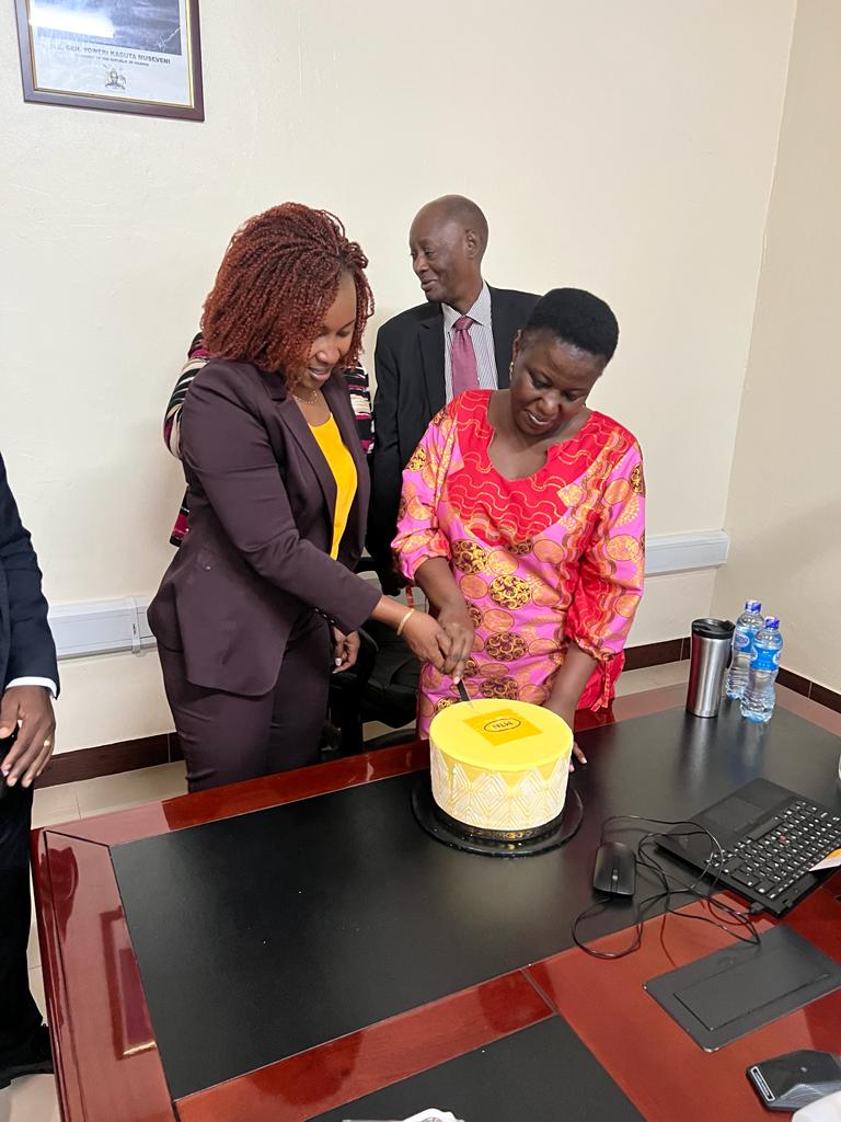 mtnug's tweet photo. We're 24 & celebrating with all our customers. CEO @sylmulinge visited our corporate customer @NIRA_Ug to appreciate them. Thank you to the SME community, Gov't, Religious Institutions, Education & Health Institutions among others. We're 24 because of you. #MTNat24 #SenkyuUganda https://t.co/NBd72MRIMy