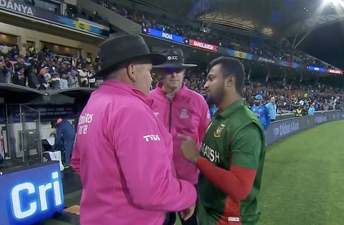 AlviRefath's tweet photo. 2 Captains, same opponent, same umpire, same tournament, Same Story. #cheating 
@ICC https://t.co/srEaJ5horH
