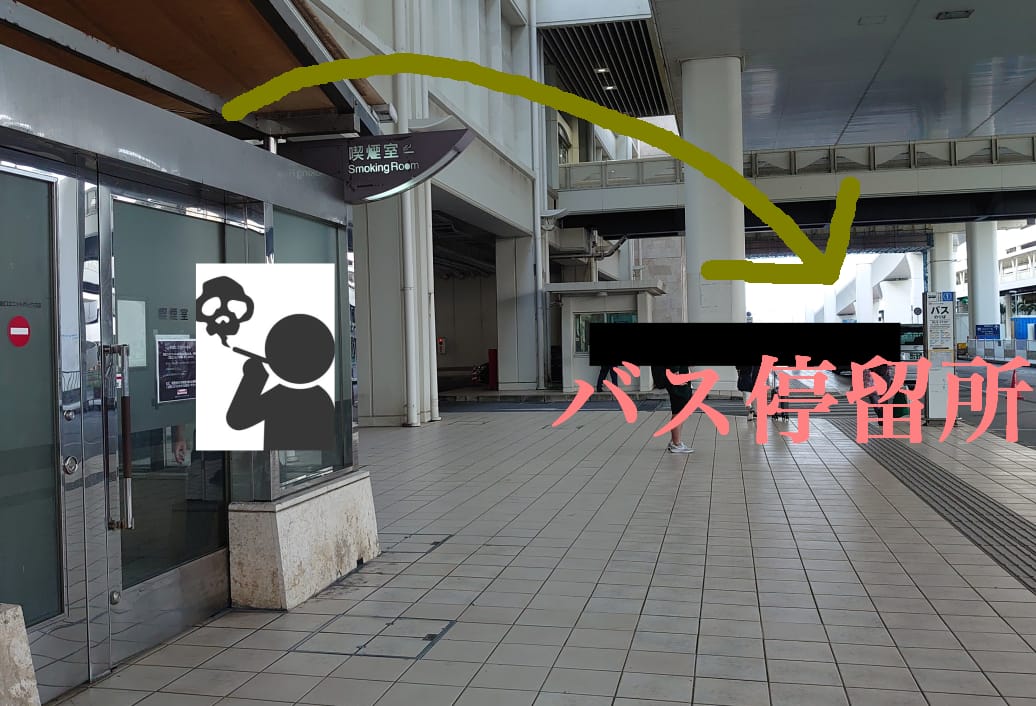fkoba4's tweet photo. 那覇空港も酷いもので、バス停留所の近くに天井開放型の喫煙所があるため、バス利用者全員が受動喫煙被害を受ける。
排煙装置がないなら立派な扉や曇りガラスは一体何の意味があるのか。 https://t.co/EIm5WCraXL