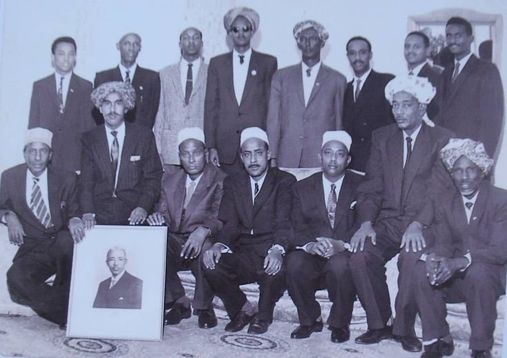 thesomaliarchiv's tweet photo. A picture of the Somali delegation from the Northern Frontier District (NFD) showcasing a portrait of first Somali President Aden Adde on their arrival in London in 1962. They were signaling their intention not to remain as part of Kenya, but to join Somalia. https://t.co/8ApF6RWS8o