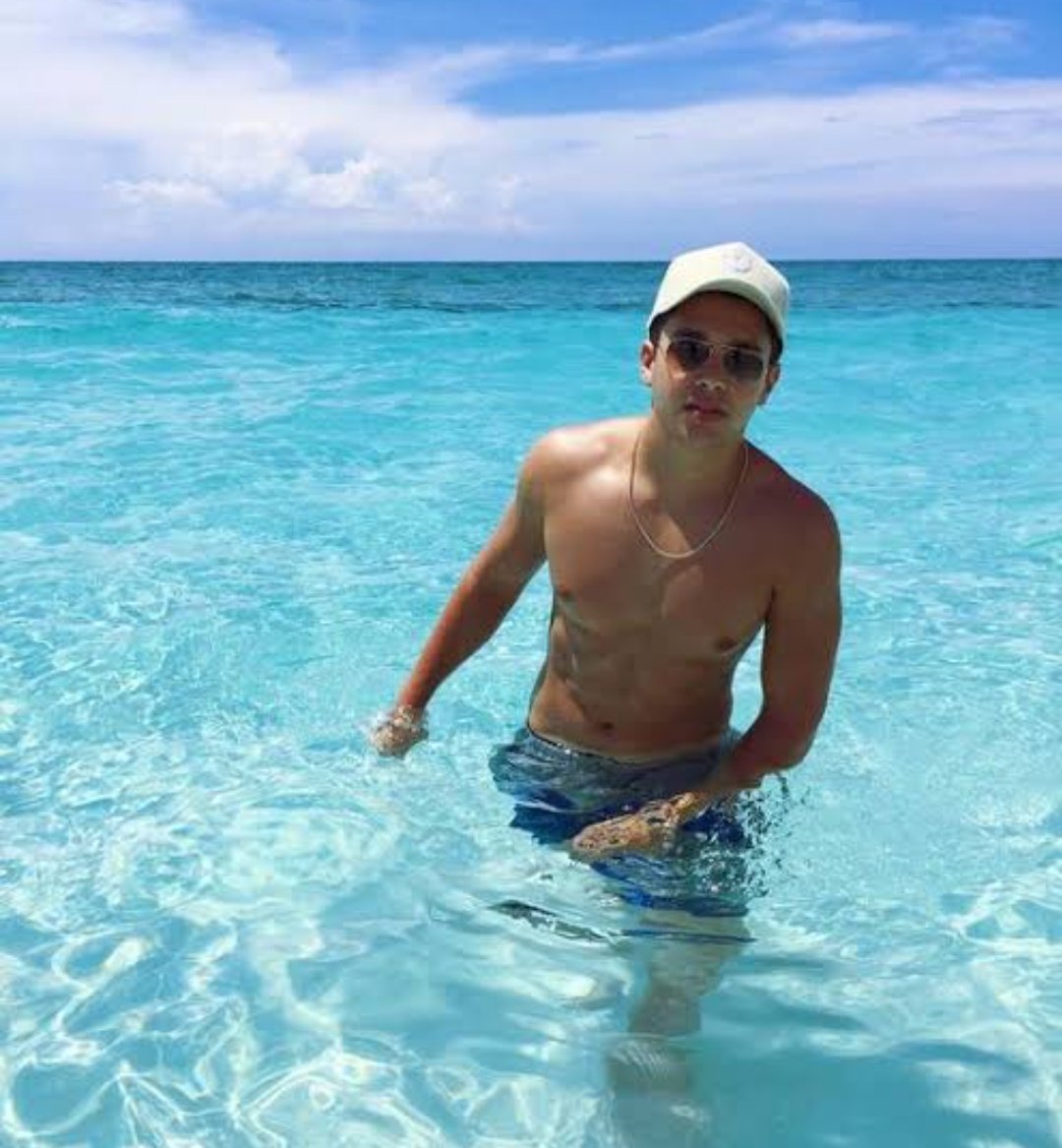 nekonekonekomu's tweet photo. 【#本日の選曲🎧️】
#So_good
#Austin_Mahone
すっっっごいノロケの歌やんwww🤭
「トロピカル・ハウス」の色が濃い爽やかなリズムとオースティンの持つ爽やかさが重なり合うダンサブルなナンバーです✨
↓続く https://t.co/rfPiLrIvfq