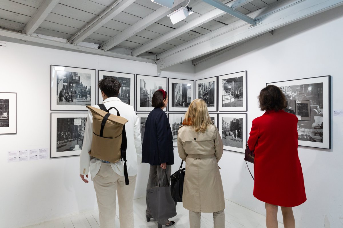 AFPcom's tweet photo. 📸 Ces photographies sont exposées à #ElliaArtGallery jusqu'au samedi 5 novembre. Elles seront ensuite vendues aux enchères sur place et sur le site web de @Drouot. 
⏰ Rendez-vous dans 2️⃣ jours ! #AFPAuction (5/5) https://t.co/chYaynFfqW