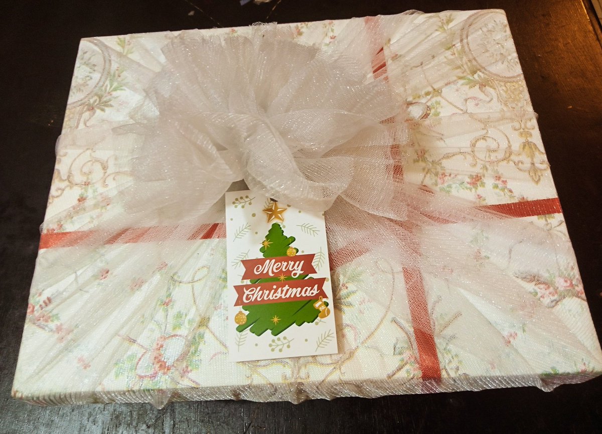 DeevaOfficial's tweet photo. The year is drawing to a close and it's that time of the year where amazing gifts are given! We want to be your Santa and help you deliver your Christmas cheer to those you love and we've got great options! Please retweet to let someone know!

Hamper lists in the next tweet! https://t.co/ETQwkrMeay