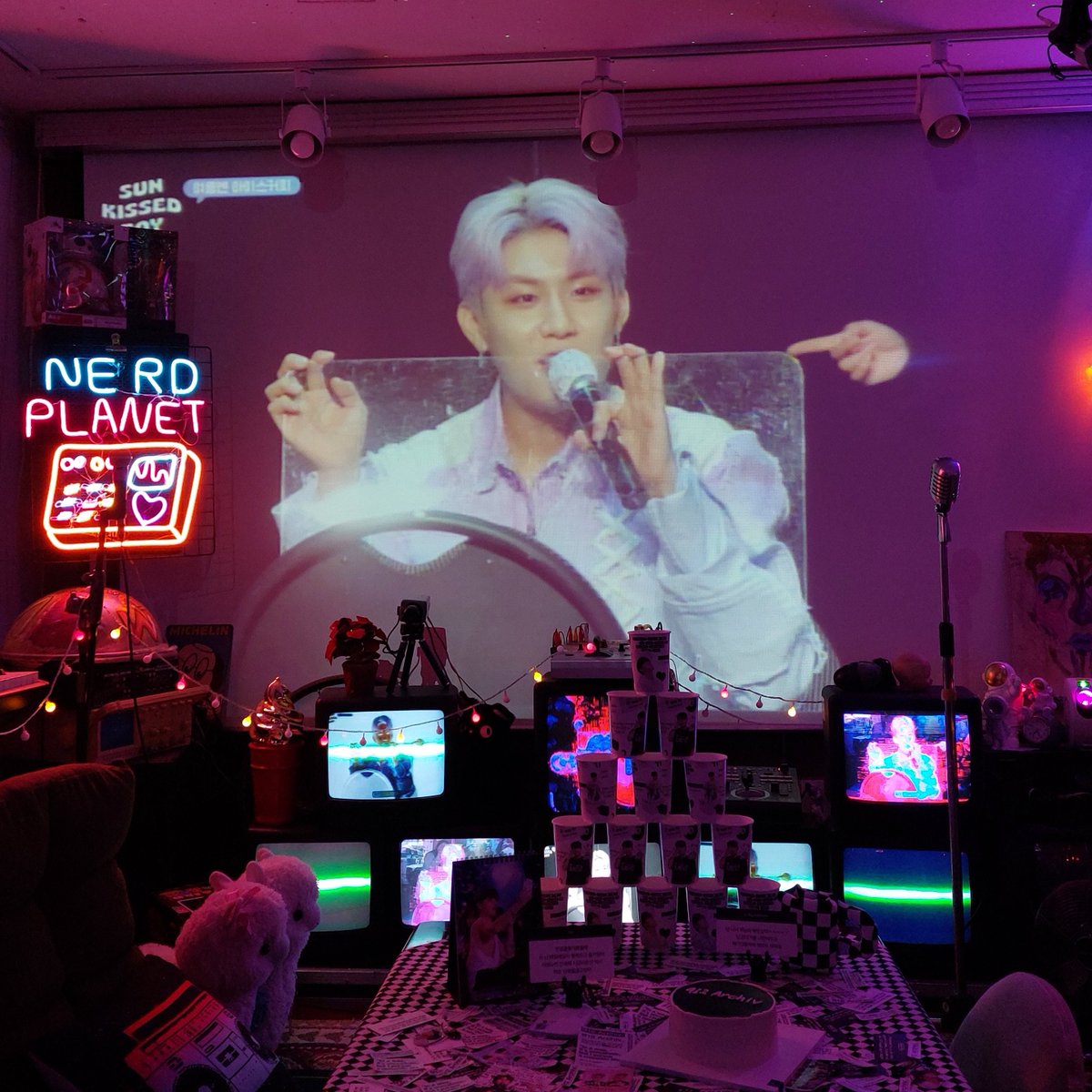 dotoriwj's tweet photo. 카페 구석구석 기여운 쮜니 프메들 찾는 재미에 시간가는 줄도 모르고 앉아있었어용😊 매년 다른 컨셉으로 매번 이렇게 예쁘기 쉽지 않은데.. 그걸 해내주신 덕분에 올해도 살림살이 한바구니 마련해갑니다 감사합니다..♡
#912_Archiv #박우진 https://t.co/mO03iMyhYq