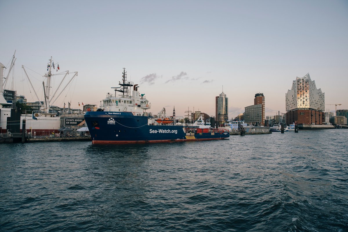 Guten Morgen Hamburg! Das Sterben an Europas Grenzen geht uns alle an. Deshalb taufen wir heute die #SeaWatch5 hier im Herzen der Stadt. Immer noch ertrinken Menschen auf der Flucht. Immer noch ist zivile Seenotrettung &amp; unsere Solidarität bitter notwendig.
