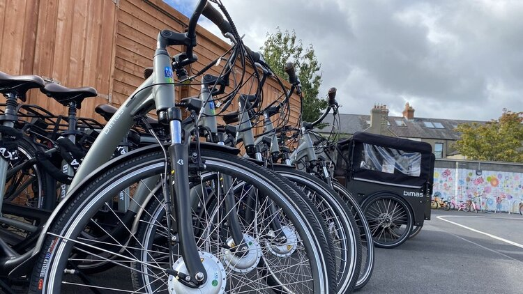 🚲👨‍👨‍👦‍👦 Dublin gets its first ‘bike library’ as part of UCD-led efforts to encourage more sustainable mobility

💳 Under the programme, families have the opportunity to loan a regular or cargo bike for the duration of the school year at no charge. 🧵