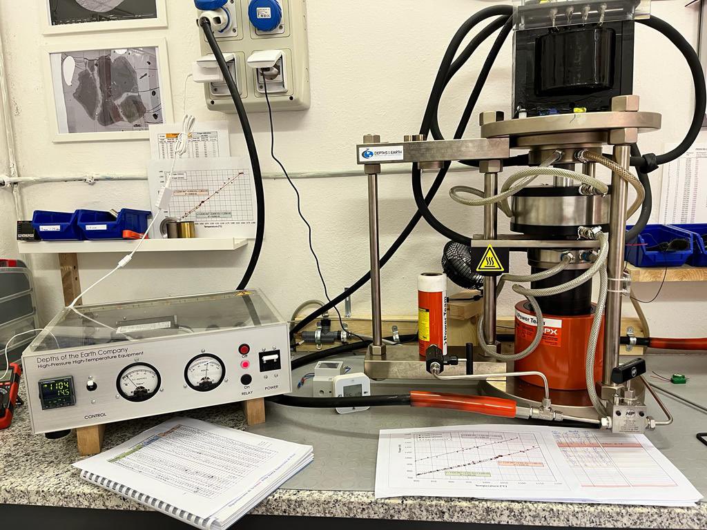 A new experimental project on Marsili seamount starts today, stay tuned! 🌋🌊🌡 @FabioColleHPHT #Marsili #experiment #petrology #phaseequilibria