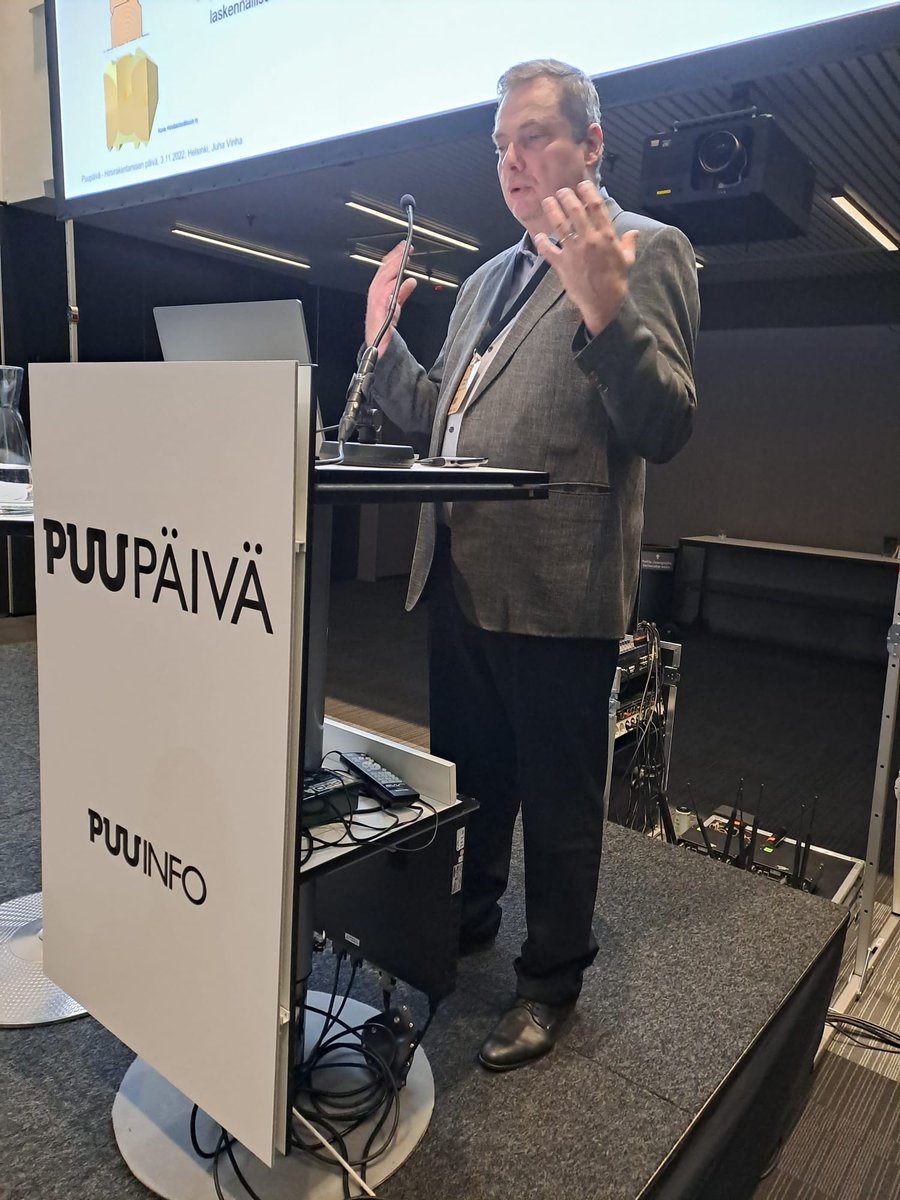 Yksiaineinen massiivihirsirakenne on kosteusteknisesti turvallinen ratkaisu kertoo professori Juha Vinha. #hirsi #massiivipuu