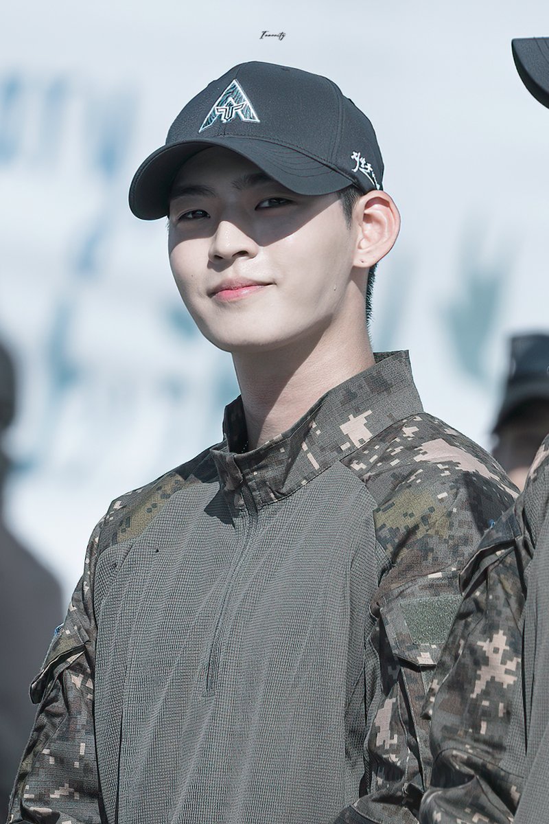 kimhyojincom's tweet photo. 221022 계룡 버스킹
#효진 #HYOJIN #온앤오프 #ONF
🔗https://t.co/hQsvUmIvD2 https://t.co/c9XBs51yli