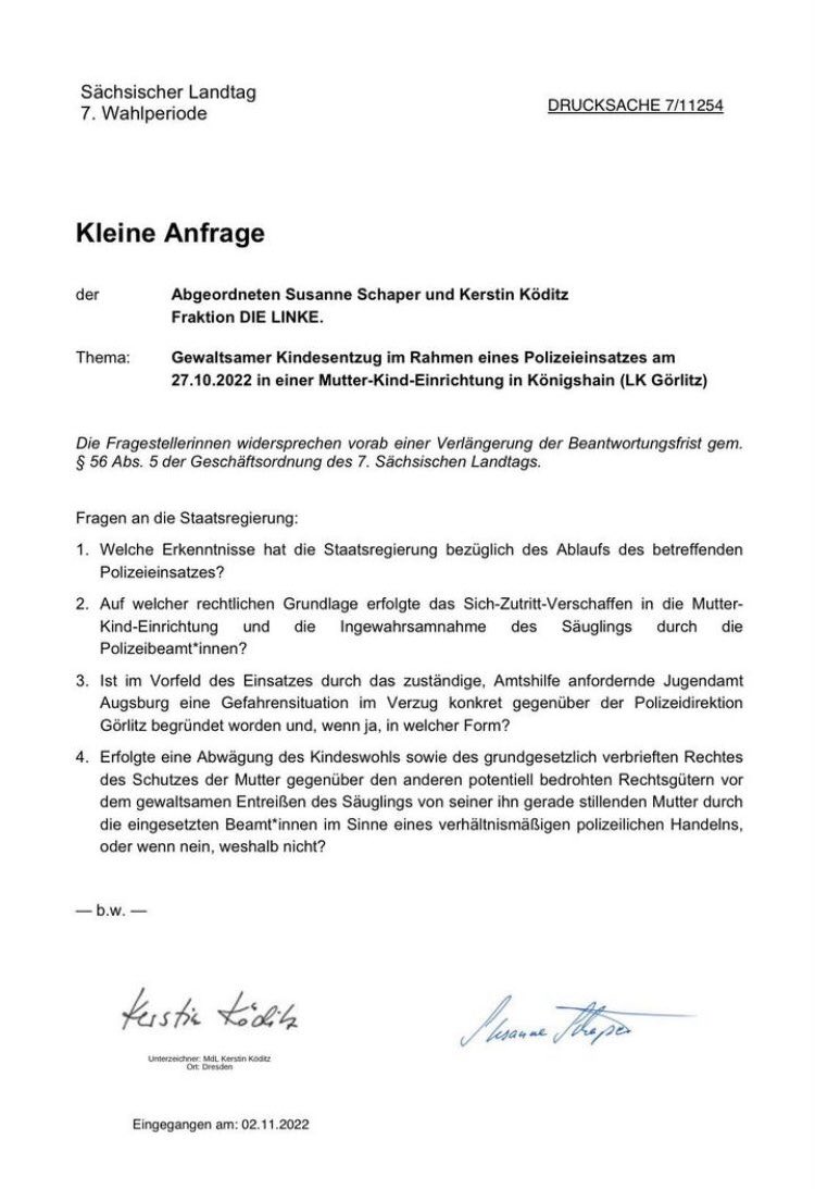Nach dem Einsatz der <a href="/PolizeiSachsen/">Polizei Sachsen</a> in Königshain bei Görlitz, bei der einer stillenden Mutter ihr Baby entrissen wurde, haben die <a href="/LINKE_LTSachsen/">Linksfraktion Sachsen</a>-MdLs <a href="/kerstinkoeditz/">Kerstin Köditz</a> und @SusiSchaper eine parlamentarische Anfrage an <a href="/SachsenDe/">Sächsische Staatskanzlei</a> <a href="/SMIsachsen/">Innenministerium Sachsen</a> gestellt