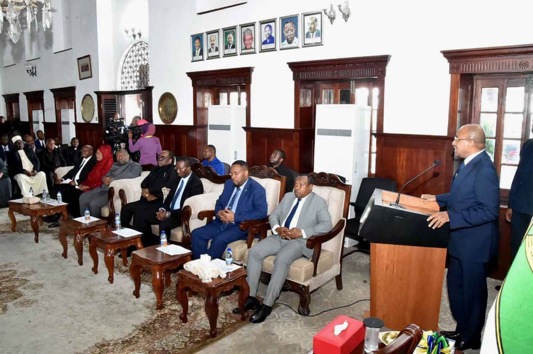 Abdiano99's tweet photo. Rais wa Zanzibar na Mwenyekiti wa Baraza la Mapinduzi Mhe.  @DrHmwinyi apokea ripoti ya Mapendekezo ya Kamati maalum iliyojadili Masuala mahsusi ya Zanzibar, tarehe 02 Novemba, 2022. Ikulu, Zanzibar. https://t.co/Uo6Zmpg6XI