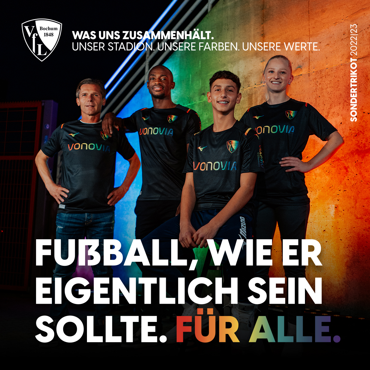 VfLBochum1848eV's tweet photo. Das Regenbogentrikot🌈 Ein Stück #meinVfL-Geschichte. Durchaus polarisierend, aber auch legendär und einzigartig. Vor 25 Jahren trugen Dariusz Wosz und Co. die Trikots im UEFA-Cup. Aber: Die historische Herleitung ist nicht der einzige Grund für unser neues Sondertrikot! 👇 https://t.co/7XQBZyaKRO