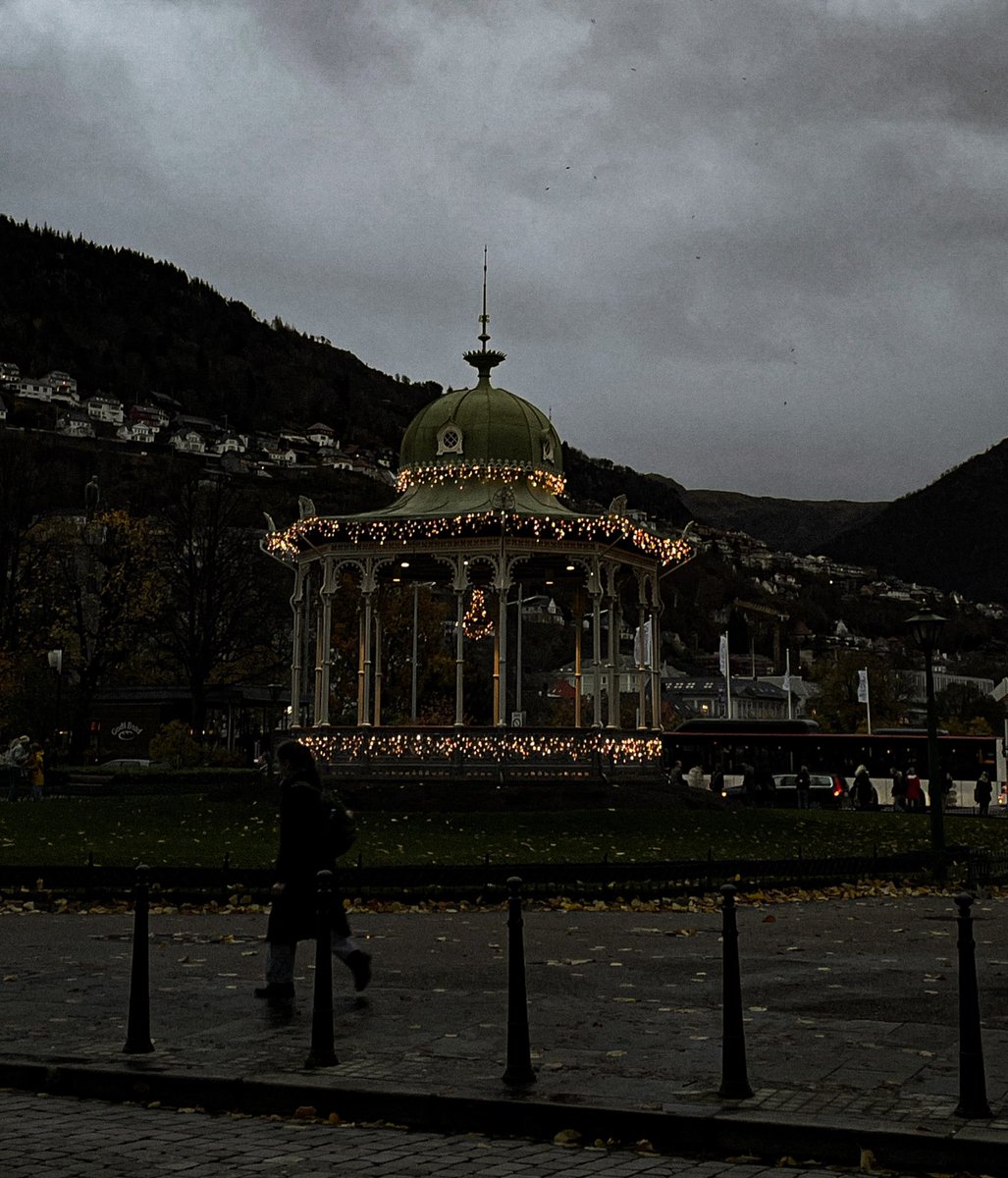 norapautmeier's tweet photo. Ein typischer Anblick von #Bergen Anfang November. ☁️💦 Dunkel, Grau und meistens nass. Aber immerhin hellen die Weihnachtsbeleutungen nicht nur die Stadt, sondern auch die Stimmung auf. ✨
November heißt nämlich für mich: Klausurenphase.
#studierenweltweit #erlebees #norwegen https://t.co/vDSszIsuGO