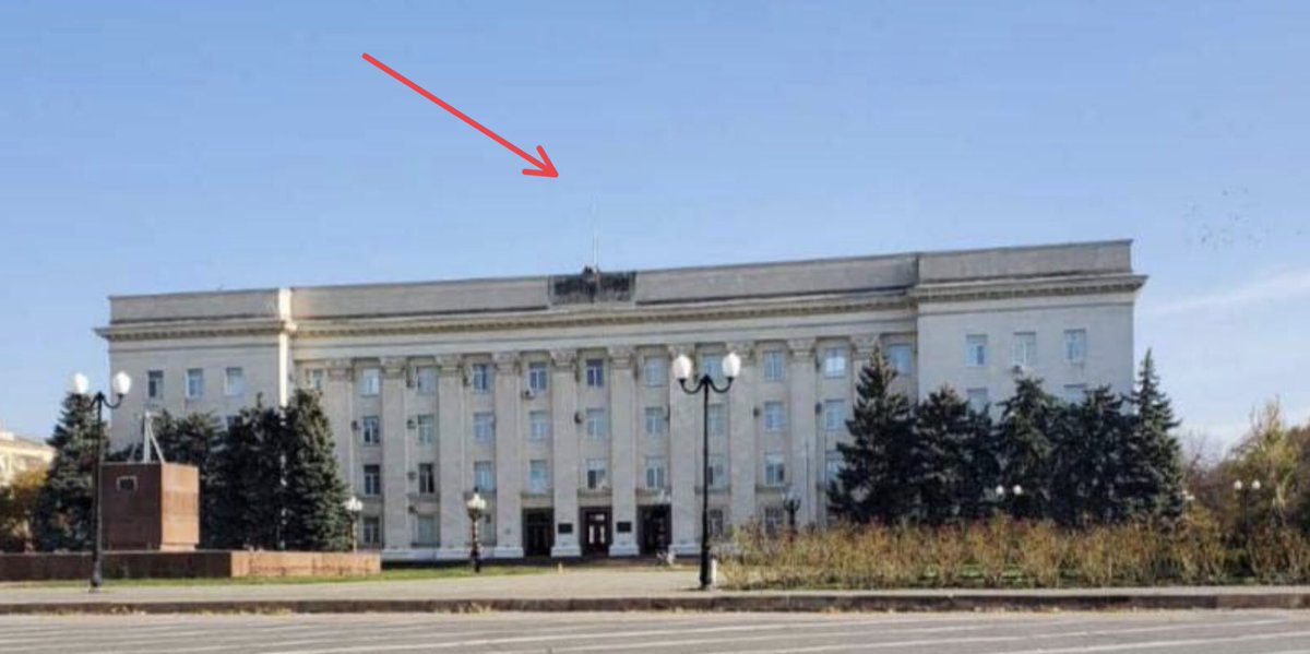For an unknown reason, Russians removed their shitty “flag” from the building of the Kherson Regional State Administration in Kherson🤷‍♂️
