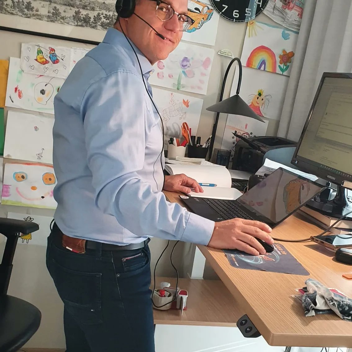 Elämäni muuttui yhdessä päivässä. Etätyö ja Teams laatu on parantunut, kun valmennan seisaaltaan. Työergonomia ratkaisee! #kotitoimisto #työpiste #kiertotalous #hybridityö #rubaliikkuu <a href="/MartelaFinland/">Martela Finland</a>