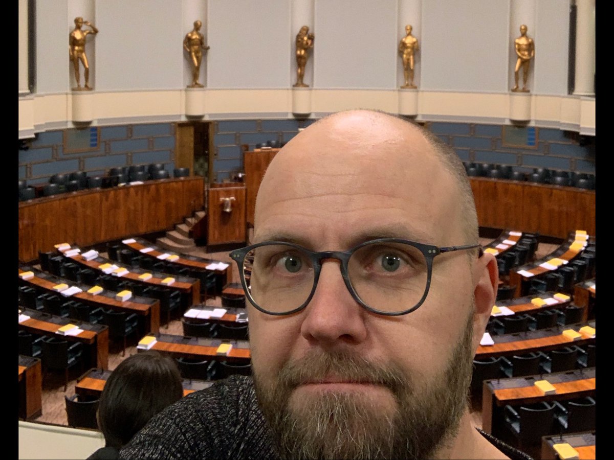 Mitä kaikkea selfie😂kuvan suuren salin (12.000m3) sylinterin tilavuuteen voisi ahtaa? Esim:
- 54% maailman (22.140m3) legoukkeleista
- 66% maailman (18.000m3) varastoidusta käytetystä #ydinpolttoaine’sta