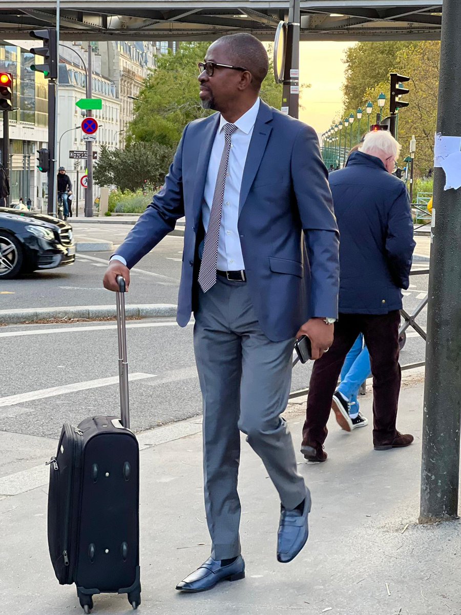 BakaryBarroBF's tweet photo. Le voyageur doit toujours ouvrir les yeux quand il marche. C'est ainsi qu'on apprend ce qu'on ne sait pas.

Je vous donne rdv ce soir, au Champagne Lounge, pour une entame de week-end ensoleillé.
Restons toujours positifs. https://t.co/nX8YE3kTgQ