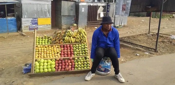 BusinessWorldLS's tweet image. Khubetsoana Lerakong we have ntate Kamohelo Sparks Senatsi selling fruits. Please buy from him. Ha re mo thuseng li seke tsa bola. 

Hopola re bapatsa people selling fruits and vegetables seterateng hohle kahara Lesotho mahala. 

#basothopele
#fightingpoverty
