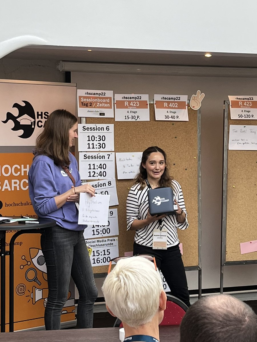 Mathilde und Svea präsentieren die Zielgruppeninsides in der HeyStudium-Session beim #hscamp22
