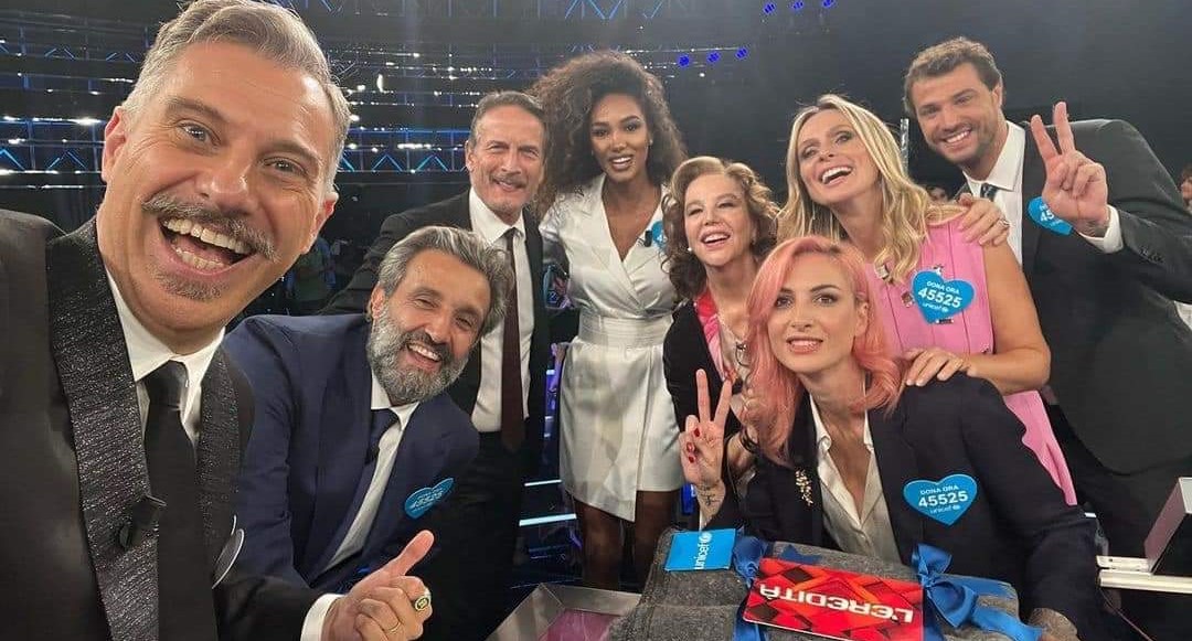 Boomerissima's tweet photo. Disastro Canale 5 e Rai 1 a braccetto: Conferma il Flop #RenatoZero (11.7%), malissimo anche
#lereditaunaserainsieme (13.4%), Vola #chilhavisto (11%)
#AscoltiTv #zero70 #leredita https://t.co/x46toaqOPN