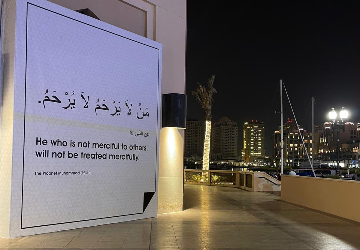 islamculturel's tweet photo. 🇶🇦 IMAGES - Afin de présenter l'Islam aux visiteurs venant du monde entier dans leur pays pour la Coupe du monde, 

👉🏼 L'administration qatarienne a accroché des panneaux contenant les hadiths du Prophète ﷺ dans les rues ! https://t.co/RUOVYpKBLc
