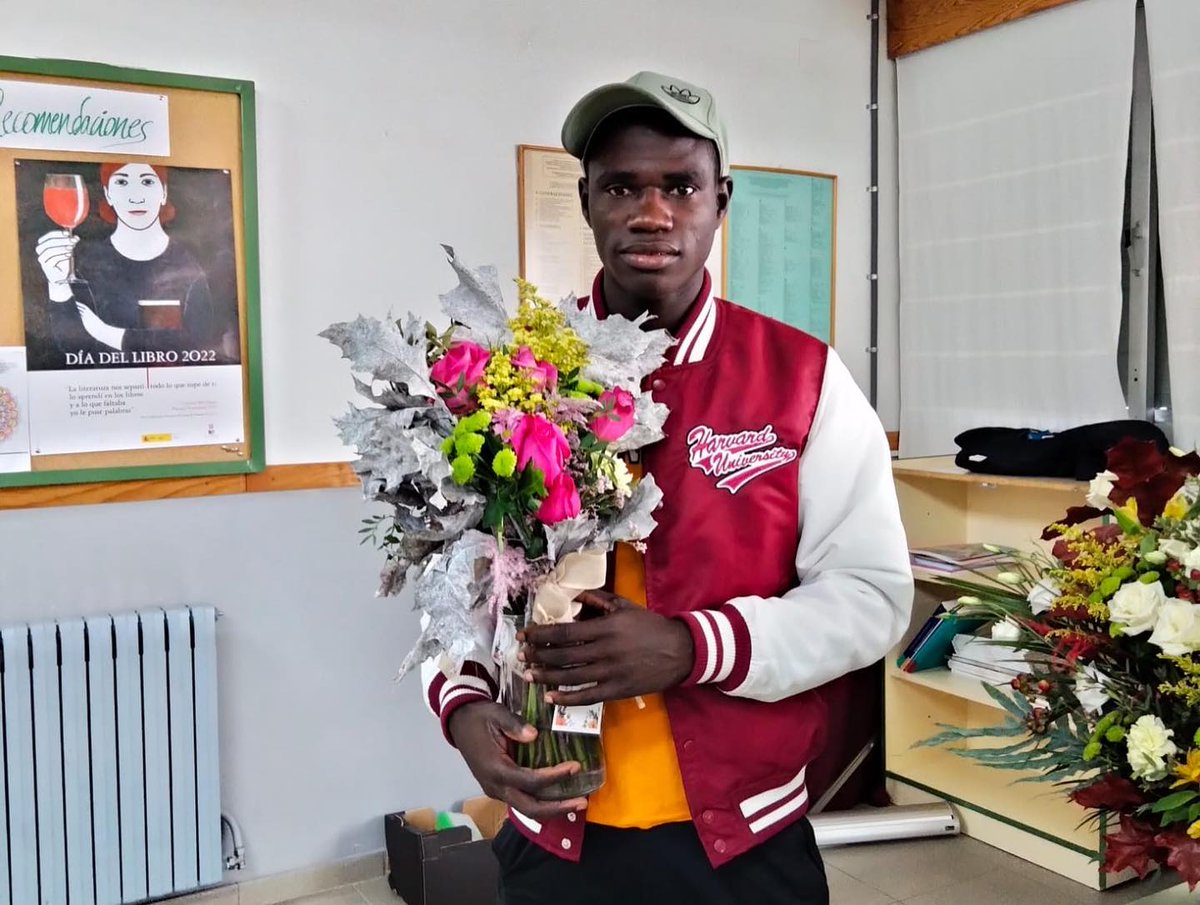 IES_Rodanas's tweet photo. Os dejamos unas fotos de lo bonitos que quedaron los centros y ramos que prepararon nuestros alumnos de FPGB de Agrojardinería y Composiciones Florales del @IES_Rodanas  para la campaña de todos los Santos. @cifpa_aragon @fp_aragon #fpb #fpgb #agrojardinería #floristería https://t.co/Yb1Jo2gkBa