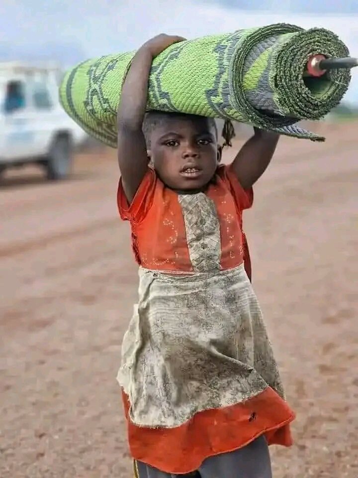 JeanLucMaroy4's tweet photo. Si cette fillette était de la nationalité Ukrainienne , sa photo allée faire un tour de la planète pour dénoncer la grésions Russe. Cet enfant est déplacé de guerre dans son propre pays elle ne sait rien de la politique innocente qu’elle est . @JasonRdc @Poncia_N @BopomiM https://t.co/CvW0T97mRN