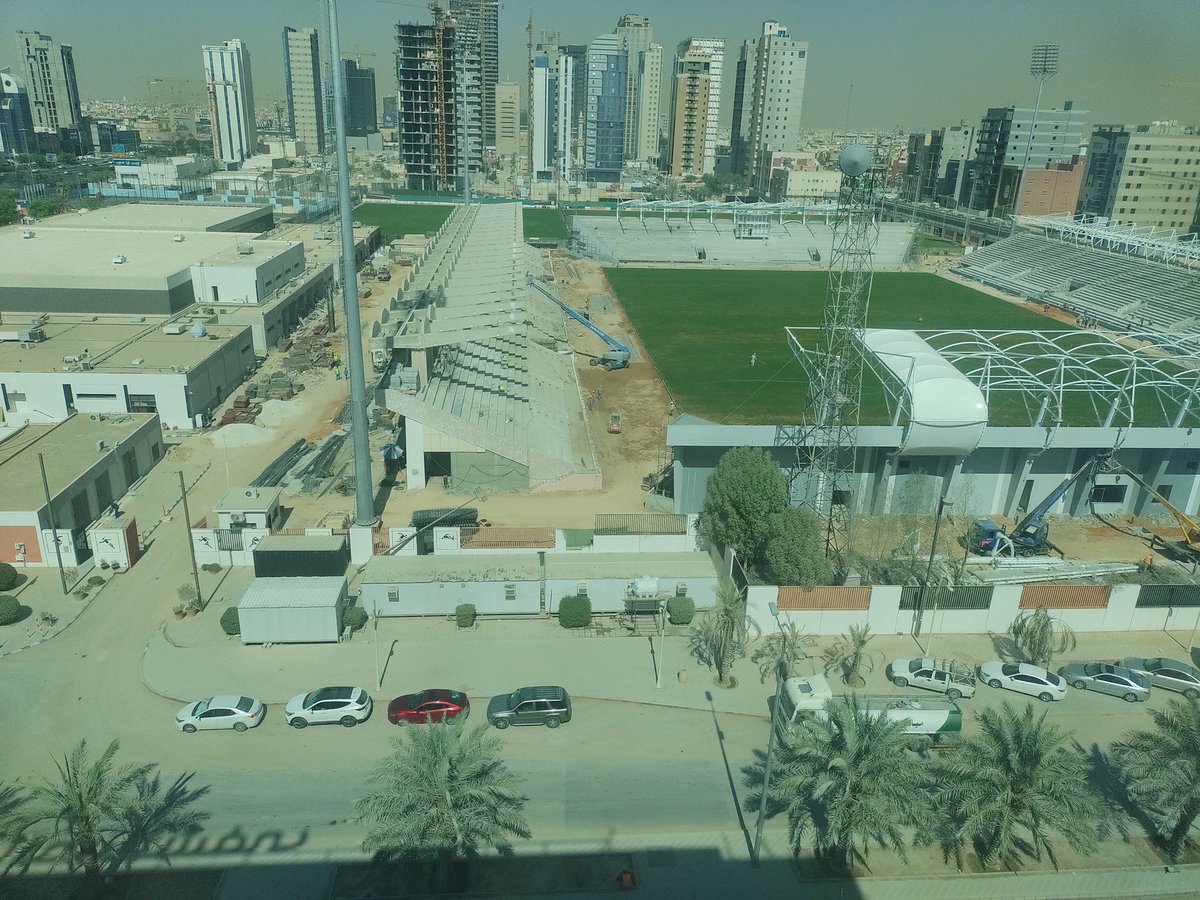 faris7775's tweet photo. الشكل الخارجي ل ملعب نادي الشباب 🤍⚽️

المضله شكلها عادي جدا  !!

#الشباب https://t.co/yNE7g1YSrn