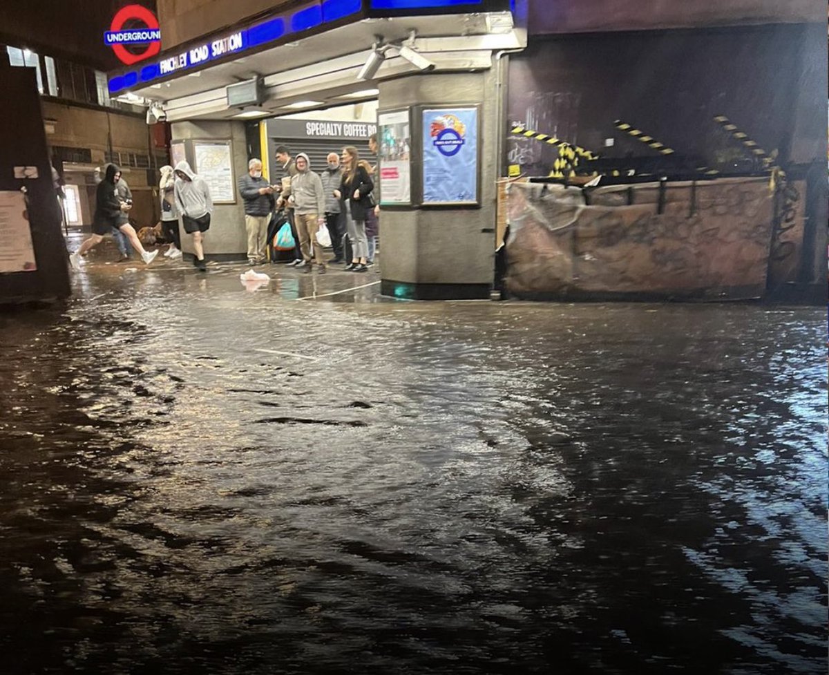 ☔️Here’s a taste of the flooding across London this morning. I think I’ll stay under the duvet a little longer!!