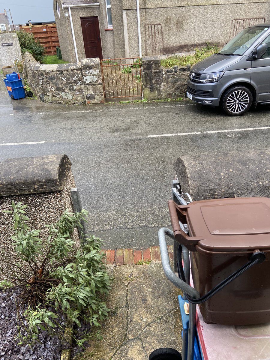 windsurfingfish's tweet photo. @angleseycouncil next time it’s blowing 40 knot: should I leave my recycling trolley in the road to be blown over, with my waste littering the countryside (as do others!) or should I leave it against a wall 1m from the road and NOT have it collected? 🤔 #recycling #storm https://t.co/kZAftLEDUg