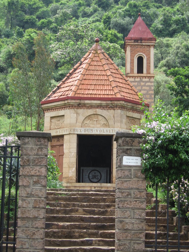 NchiYetu254's tweet photo. Mai Mahiu Catholic Church, also known as the ‘Travelers Church’, was built by Italian prisoners of war in 1942. The building went up despite great challenges, such was their dedication to worship. It is the smallest church in the country. 

#KenyaKwetu https://t.co/gsrM3ueUQb