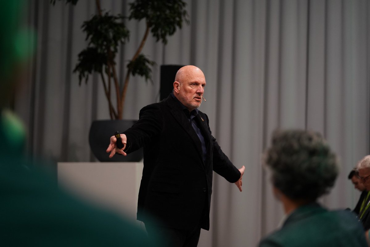 'Ik spreek vandaag voor 1 partij, de partij voor deze planeet en alles wat erop leeft'. <a href="/RuudVeltenaar/">Ruud Veltenaar</a> krijgt de zaal muisstil tijdens zijn inspirerende keynote. #dgcongres #klimaatneutraalin2030 #hetkanwel