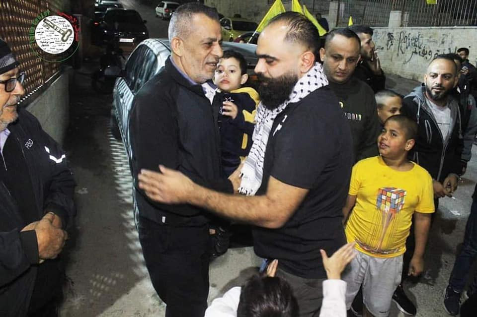 SerantauMuslim's tweet photo. Keluarga yang berpisah kini bersatu semula.

Banduan Palestin Ali Abu Aker dari Bethlehem bersatu semula dengan keluarganya selepas menjalani 12 bulan di penjara Israel. 

Semoga keluarga ini terus bersatu dan kekal selamanya.
Sumber: Quds News Network https://t.co/0vaydUGbqo