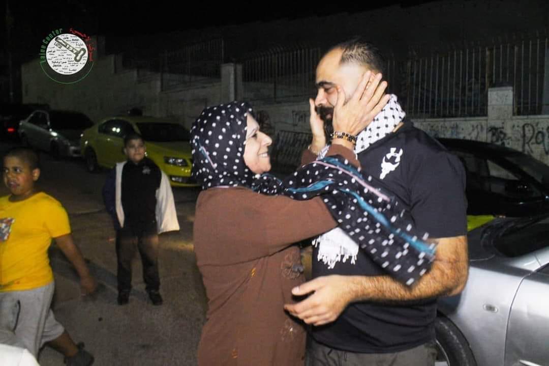 SerantauMuslim's tweet photo. Keluarga yang berpisah kini bersatu semula.

Banduan Palestin Ali Abu Aker dari Bethlehem bersatu semula dengan keluarganya selepas menjalani 12 bulan di penjara Israel. 

Semoga keluarga ini terus bersatu dan kekal selamanya.
Sumber: Quds News Network https://t.co/0vaydUGbqo