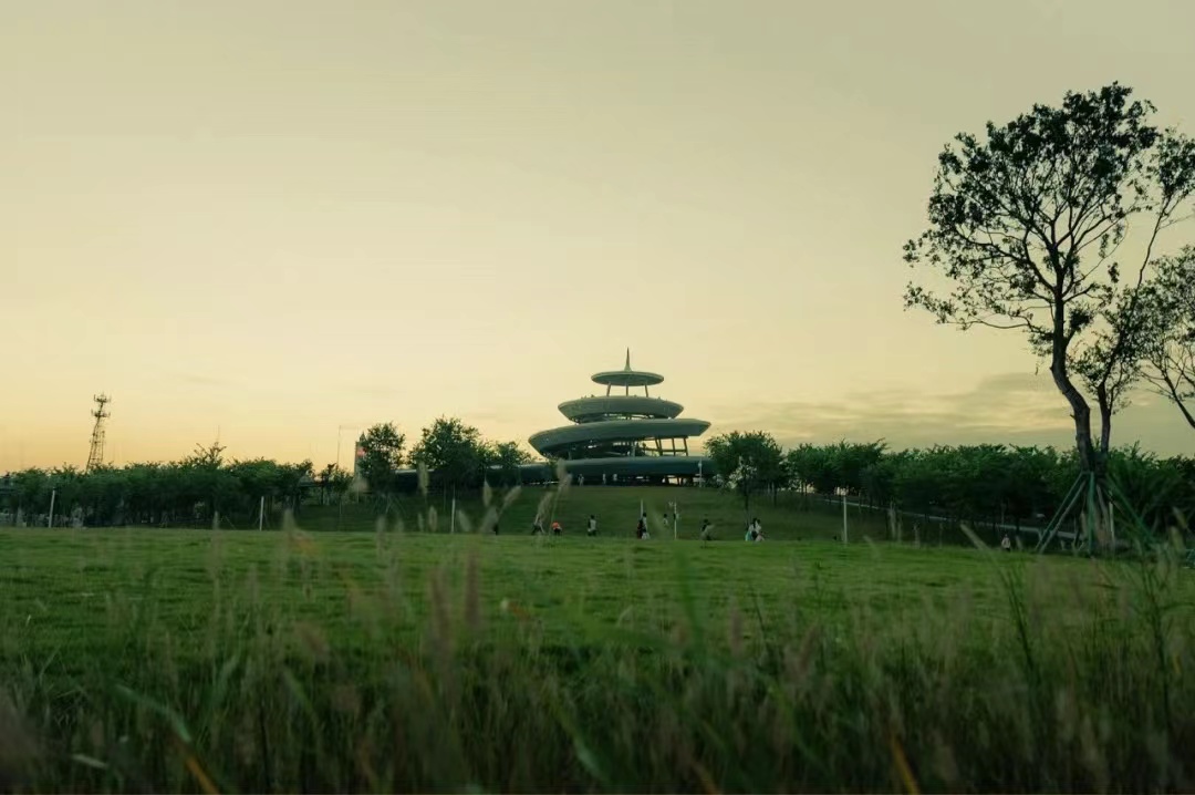 FunShareFS's tweet photo. 文翰湖公園裡的未來感建築。#佛山 #文翰湖公園 Futuristic architecture in Wenham Lake Park.#Futuristicarchitecture #Foshan #funsharefoshan #park https://t.co/XdGdFiXSEI
