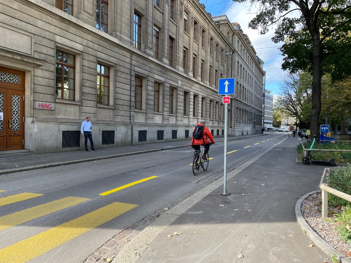 Endlich! Dafür haben wir sehr lange kämpfen müssen! Brunngässlein ab #Aeschenplatz mit #Velostreifen statt #Autoparkplätzen.
#DankeProVelo