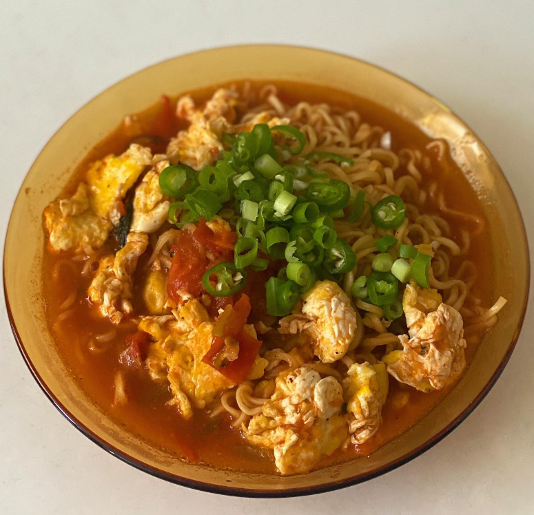 babstealer's tweet photo. 권오중셰프가 알려주는 토마토라면 끓이는 레시피

1.냄비에 물을 평소 라면 끓이는 양보다 적게 잡고
토마토 반을 잘라 양파 넣고 끓여주기
2.라면과 스프를 동시에 넣고
3.청양고추 + 다진마늘 넣어주기 
4.마지막으로 식초 한 스푼 넣어주면 완성 https://t.co/3TJlbg1Jzj