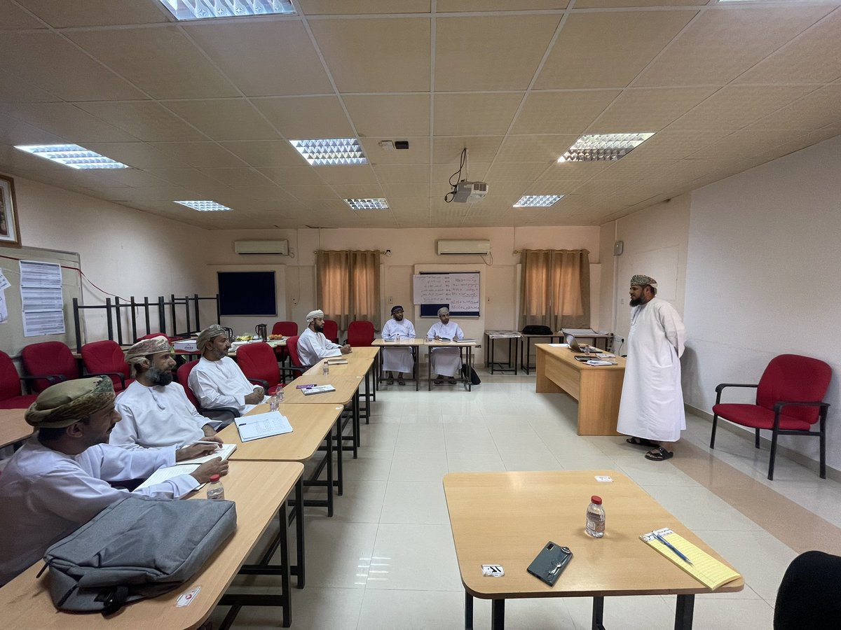 aldakhlia_math's tweet photo. لقاء المشرفين الأوائل لمادة الرياضيات بالوزارة الاستاذ مرشد اليعربي ومبارك السلطي بمشرفي المادة بالمحافظة في ختام زيارتهم للمحافظة حيث تم تقديم أربع اوراق خلال اللقاء ومناقشة المستجدات والتحديات التي تخص العمل الاشرافي والمناهج المطبقه حديثاً.. https://t.co/Yl4kjtlOZG