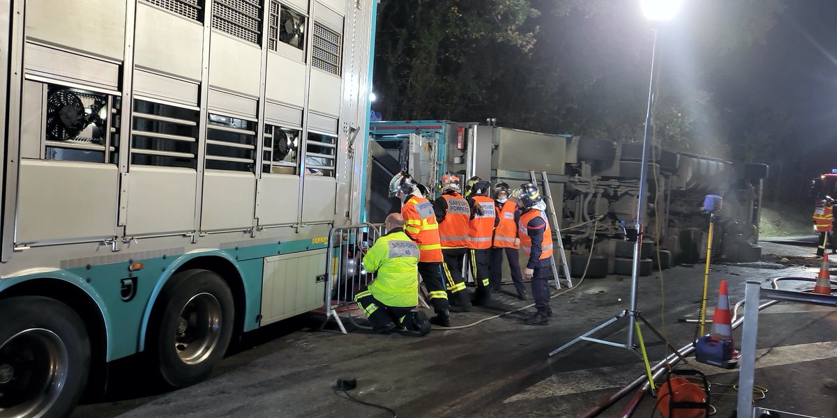 PompiersDuLot's tweet photo. Intervention des @PompiersDuLot et du @Sdis12 le 2-11 à #CapdenacLeHaut suite à un #AccidentDeCirculation impliquant 1 semi-remorque et une VL. @Prefet46 
https://t.co/FFCw0G1jzG https://t.co/kDZ1A7h7gE