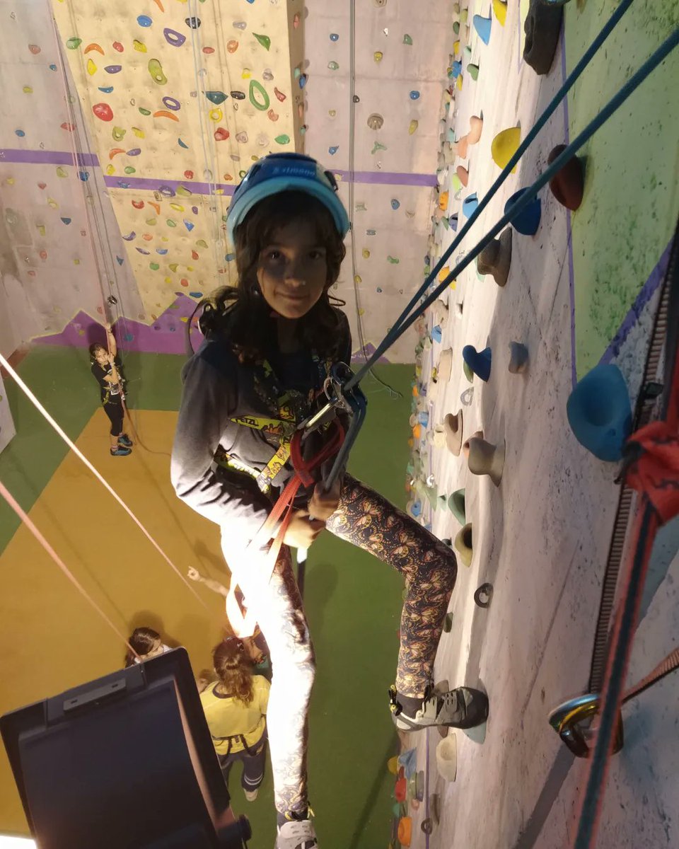 samesants's tweet photo. Grup de mitjans #escoladenens escalant a tope i fent #rapel alguns recordant com anava i altres per primera vegada
#escaladainfantil #escalada #uecsants #rocodrominfantil #rocodrom #escalada https://t.co/in8Sxk1hNf