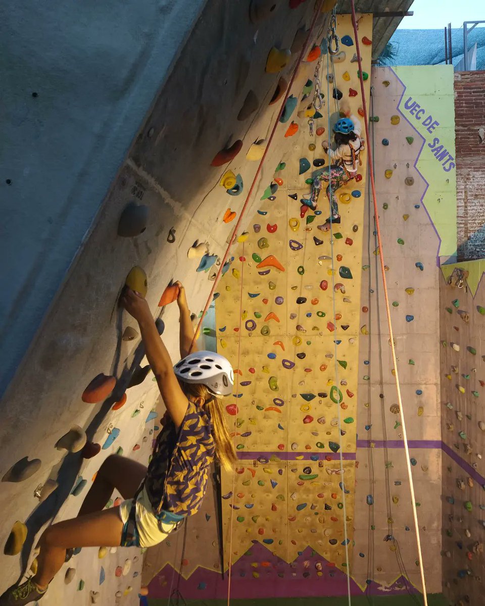 samesants's tweet photo. Grup de mitjans #escoladenens escalant a tope i fent #rapel alguns recordant com anava i altres per primera vegada
#escaladainfantil #escalada #uecsants #rocodrominfantil #rocodrom #escalada https://t.co/in8Sxk1hNf