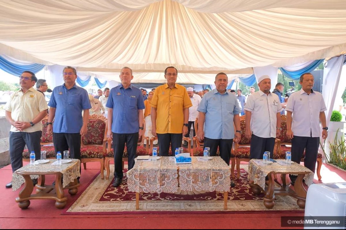 1.11.2022. YBhg Dato Seri KPKR bersama2  YB MK Kerja Raya dan MB Terengganu sedang menyampaikan cenderahati kepada pengguna jalan raya sesi flag off KT Bypass
<a href="/CawJalanJKR/">Cawangan Jalan JKR Malaysia</a> 
<a href="/BpptimurCjJkr/">BPPTIMUR CJ JKR</a>