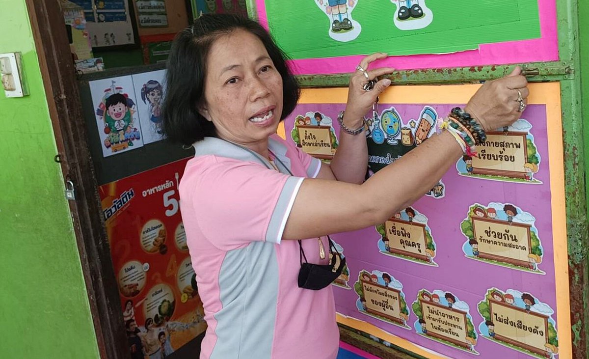 A female elementary school teacher in Nakhon Phanom province was punched in the face after man who lives next to the school barged into the classroom while she's teaching & told her to stop teaching loudly. The man, believed to be high on meth, then fled & now wanted. #Thailand