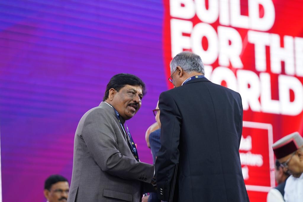 chal_nikl_'s tweet photo. Every one hes there eyes on this biggest investmant in the stete guys in my views actually @NiraniMurugesh #InvestKarnataka https://t.co/b3TtrjsNL1