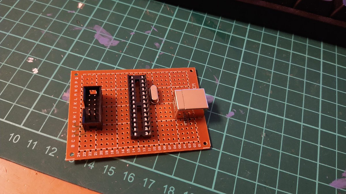 sabasabasabaniu's tweet photo. 今日の進捗。ATmega88を使ってusbaspを作ってるところ。USBtypeBはダサいけどユニバーサル基板で作るときは便利だね。#電子工作 #usbasp https://t.co/k0gR8nF0eA